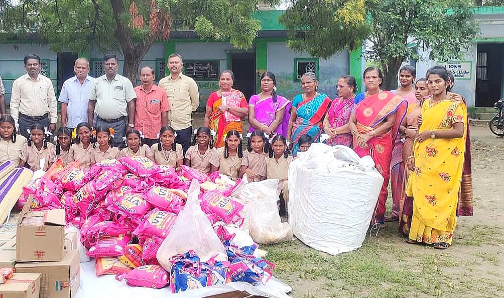 ஏர்வாடி காவல் ஆய்வாளர் தர்மராஜ் ஏற்பாட்டில் தூத்துக்குடியில் மழை வெள்ளத்தால் பாதிக்கப்பட்ட 270 மாணவ, மாணவிகளுக்கு நிவாரண பொருட்கள் வழங்கப்பட்டது