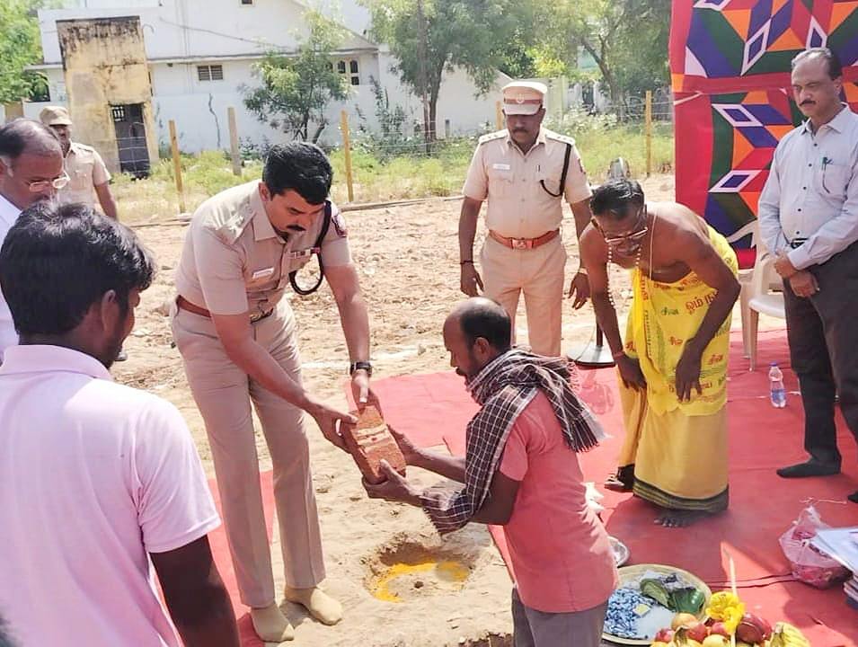 தூத்துக்குடியில் புதிதாக கட்டப்பட உள்ள காவலர் குடியிருப்பு வளாகத்திற்கு மாவட்ட காவல் கண்காணிப்பாளர் டாக்டர் எல். பாலாஜி சரவணன் அடிக்கல் நாட்டி துவக்கி வைத்தார் தூத்துக்குடியில் புதிதாக கட்டப்பட உள்ள காவலர் குடியிருப்பு வளாகத்திற்கு மாவட்ட காவல் கண்காணிப்பாளர் டாக்டர் எல். பாலாஜி சரவணன் அடிக்கல் நாட்டி துவக்கி வைத்தார்