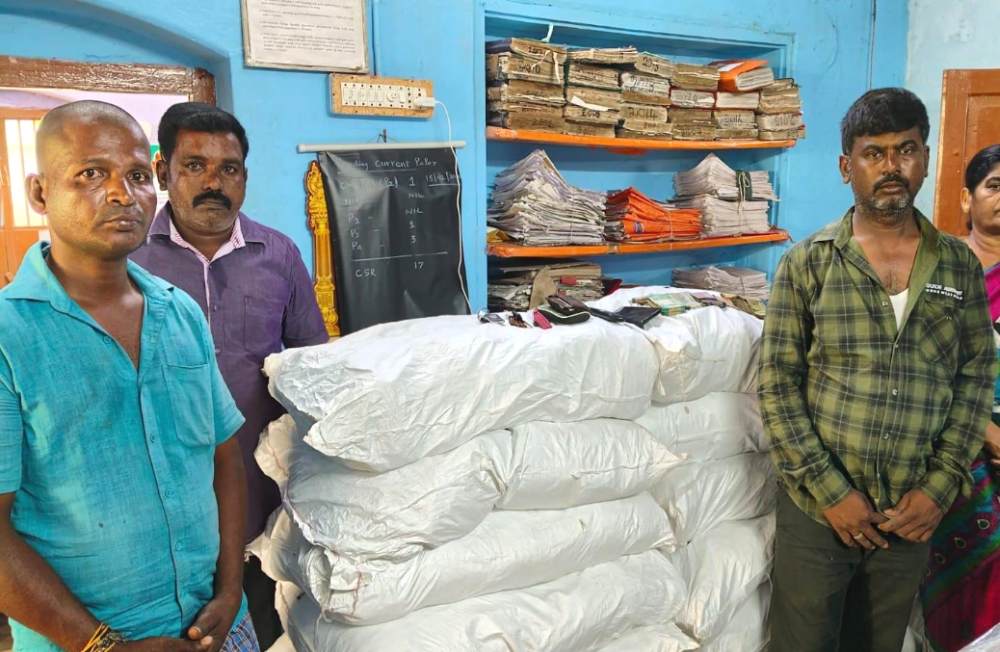 குரும்பூர் அருகே தடை செய்யப்பட்ட புகையிலைப் பொருட்களை கார் மற்றும் பைக்கில் கடத்தல்- பெண் உட்பட 4 பேர் கைது – 273 கிலோ புகையிலை பொருட்கள் மற்றும் கார், 2 இருசக்கர வாகனங்கள் பறிமுதல் குரும்பூர் அருகே தடை செய்யப்பட்ட புகையிலைப் பொருட்களை கார் மற்றும் பைக்கில் கடத்தல்- பெண் உட்பட 4 பேர் கைது – 273 கிலோ புகையிலை பொருட்கள் மற்றும் கார், 2 இருசக்கர வாகனங்கள் பறிமுதல்
