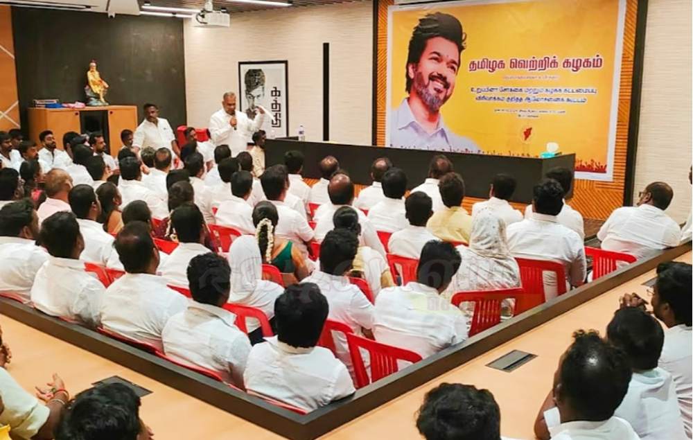 2 கோடி உறுப்பினர்களை சேர்க்க வேண்டும்- தமிழக வெற்றிக்கழகம் நிர்வாகிகளுக்கு உத்தரவு 2 கோடி உறுப்பினர்களை சேர்க்க வேண்டும்- தமிழக வெற்றிக்கழகம் நிர்வாகிகளுக்கு உத்தரவு