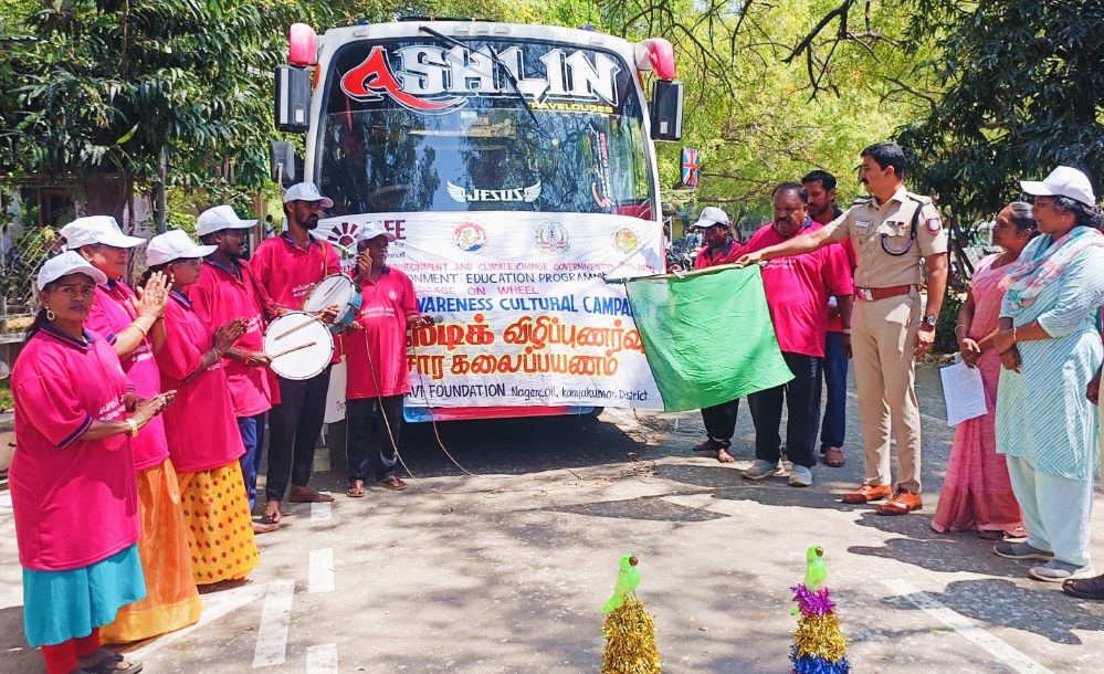 பிளாஸ்டிக் விழிப்புணர்வு பிரச்சார கலைப்பயணத்தை தூத்துக்குடி மாவட்ட எஸ்பி கொடியசைத்து துவக்கி வைத்தார் பிளாஸ்டிக் விழிப்புணர்வு பிரச்சார கலைப்பயணத்தை தூத்துக்குடி மாவட்ட எஸ்பி கொடியசைத்து துவக்கி வைத்தார்