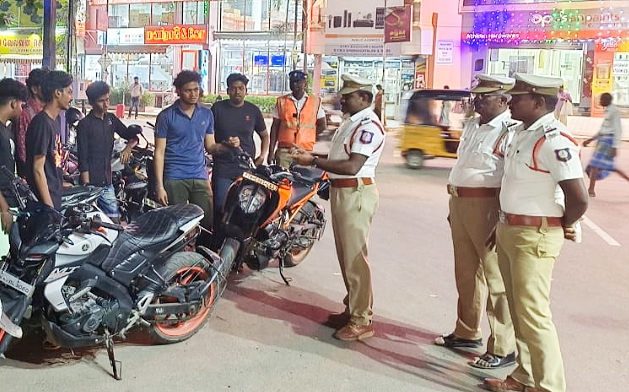 தூத்துக்குடி மாவட்டத்தில் வாகன தணிக்கையில் போக்குவரத்து போலீசார் படுமோசம் – குற்றஞ்சாட்டும் பொதுமக்கள், சமூக ஆர்வலர்கள் தூத்துக்குடி மாவட்டத்தில் வாகன தணிக்கையில் போக்குவரத்து போலீசார் படுமோசம் – குற்றஞ்சாட்டும் பொதுமக்கள், சமூக ஆர்வலர்கள்