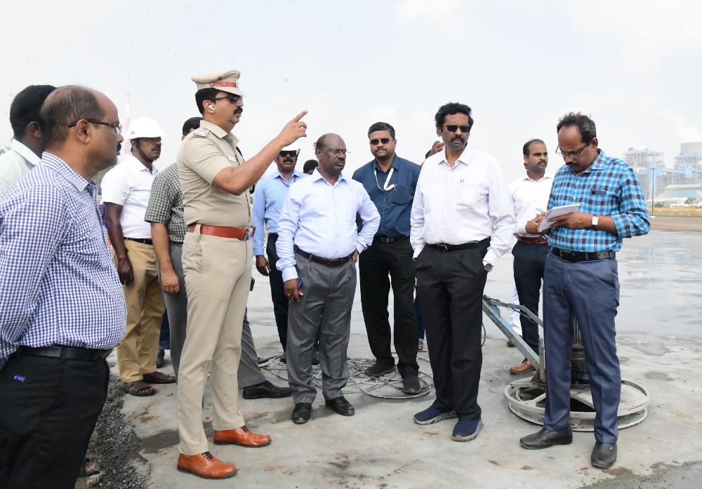 தூத்துக்குடிக்கு பிரதமர் மோடி வருகையை முன்னிட்டு, முன்னேற்பாடு பணிகளை மாவட்ட ஆட்சியர் மற்றும் எஸ்பி ஆய்வு செய்தனர் தூத்துக்குடிக்கு பிரதமர் மோடி வருகையை முன்னிட்டு, முன்னேற்பாடு பணிகளை மாவட்ட ஆட்சியர் மற்றும் எஸ்பி ஆய்வு செய்தனர்