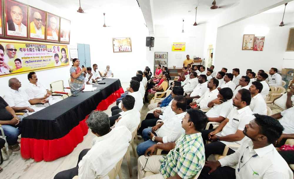 எதிர்கட்சியினர் திமுக மீது கூறும் தவறான குற்றச்சாட்டுகளுக்கும், விமர்சனங்களுக்கும் உடனுக்குடன் பதிலடி கொடுக்க வேண்டும்- வழக்கறிஞர்களுக்கு அமைச்சர் கீதாஜீவன் அறிவுரை எதிர்கட்சியினர் திமுக மீது கூறும் தவறான குற்றச்சாட்டுகளுக்கும், விமர்சனங்களுக்கும் உடனுக்குடன் பதிலடி கொடுக்க வேண்டும்- வழக்கறிஞர்களுக்கு அமைச்சர் கீதாஜீவன் அறிவுரை