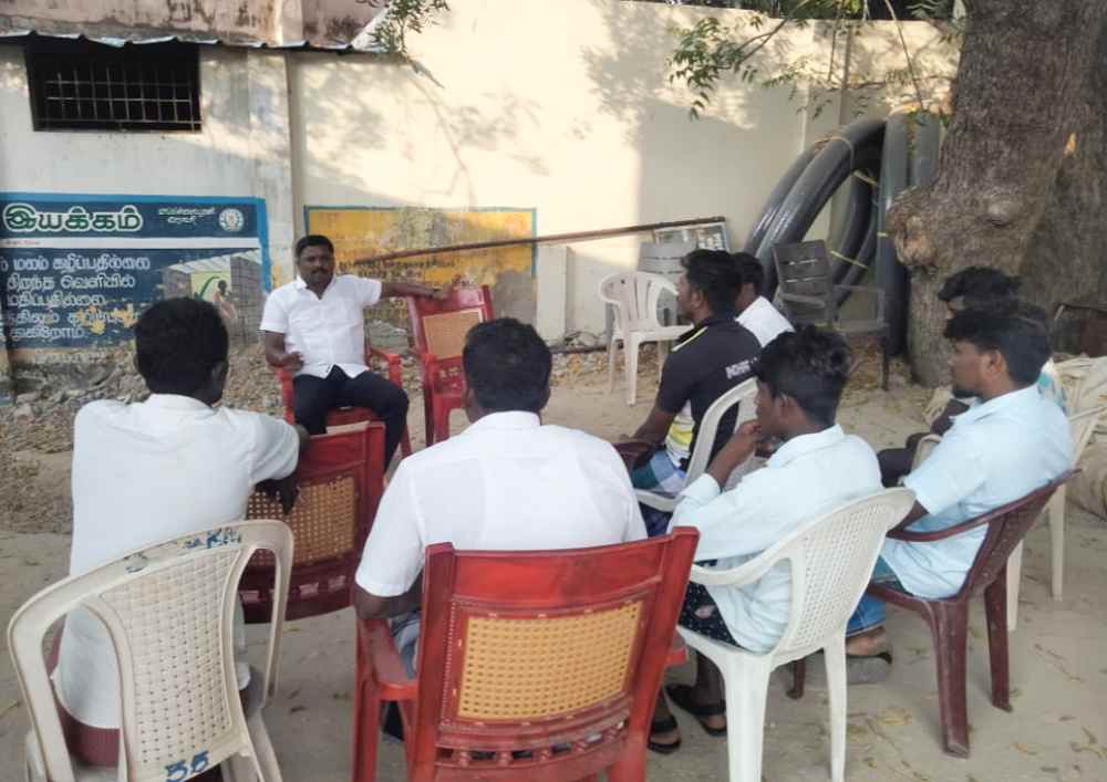 மாப்பிள்ளையூரணி ஊராட்சி பகுதியில் பொதுமக்களுக்கு குடிதண்ணீர் பாரபட்சமின்றி வழங்க வேண்டும் தலைவர் சரவணக்குமார் அறிவுரை மாப்பிள்ளையூரணி ஊராட்சி பகுதியில் பொதுமக்களுக்கு குடிதண்ணீர் பாரபட்சமின்றி வழங்க வேண்டும் தலைவர் சரவணக்குமார் அறிவுரை