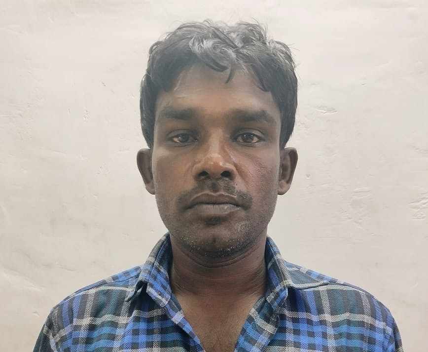 தூத்துக்குடியில் கத்தியை காட்டி கொலை மிரட்டல் விடுத்த ரவுடி கைது தூத்துக்குடியில் கத்தியை காட்டி கொலை மிரட்டல் விடுத்த ரவுடி கைது