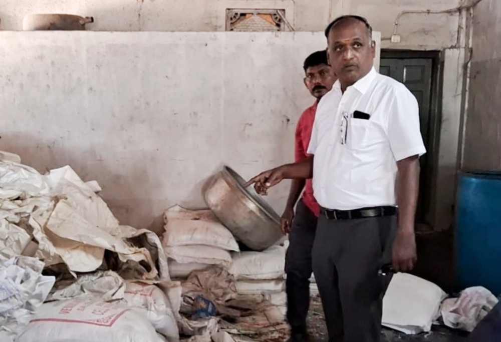 எலி எச்சங்களுடன் சுகாதாரமற்ற நிலையில் செயல்பட்ட கோவில்பட்டி கடலைமிட்டாய் ஆலையின் உரிமம் ரத்து- இயக்கம் நிறுத்தம் – உணவு பாதுகாப்புத் துறை நியமன அலுவலர் நடவடிக்கை எலி எச்சங்களுடன் சுகாதாரமற்ற நிலையில் செயல்பட்ட கோவில்பட்டி கடலைமிட்டாய் ஆலையின் உரிமம் ரத்து- இயக்கம் நிறுத்தம் – உணவு பாதுகாப்புத் துறை நியமன அலுவலர் நடவடிக்கை