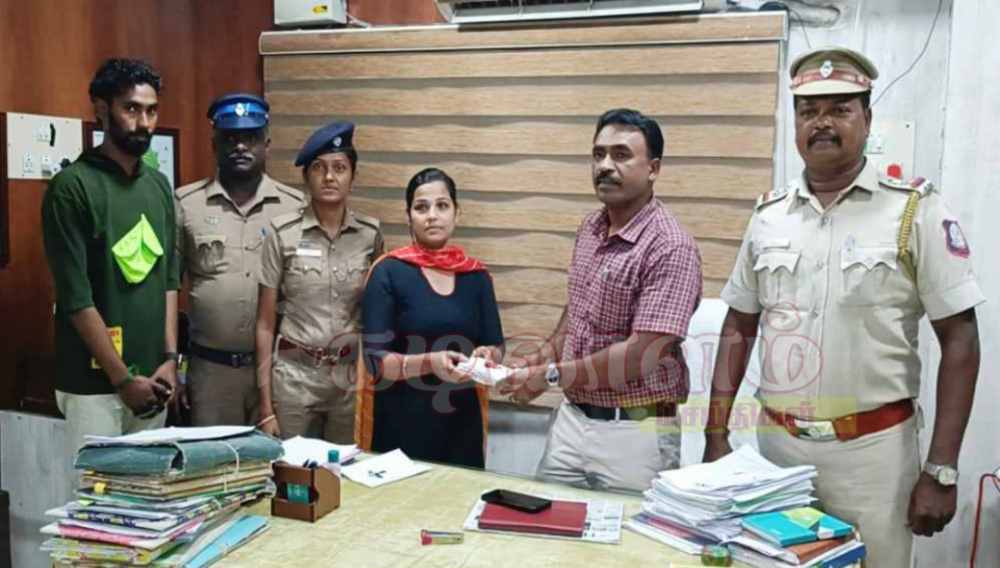தூத்துக்குடி- திருச்செந்தூர் சாலையில் பறக்கும் படை அதிகாரிகள் வாகன சோதனை- கணக்கில் வராத ரூ86 ஆயிரம் பறிமுதல் தூத்துக்குடி- திருச்செந்தூர் சாலையில் பறக்கும் படை அதிகாரிகள் வாகன சோதனை- கணக்கில் வராத ரூ86 ஆயிரம் பறிமுதல்