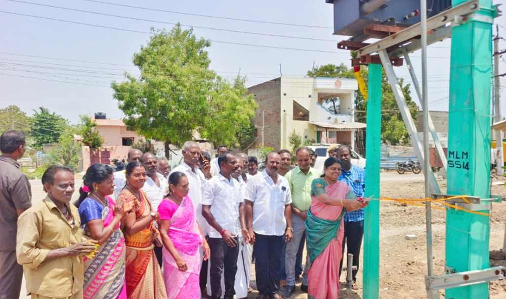 தூத்துக்குடியில் 5 இடங்களில் புதிய மின்மாற்றிகளை அமைச்சர் கீதாஜீவன் துவக்கி வைத்தார் தூத்துக்குடியில் 5 இடங்களில் புதிய மின்மாற்றிகளை அமைச்சர் கீதாஜீவன் துவக்கி வைத்தார்