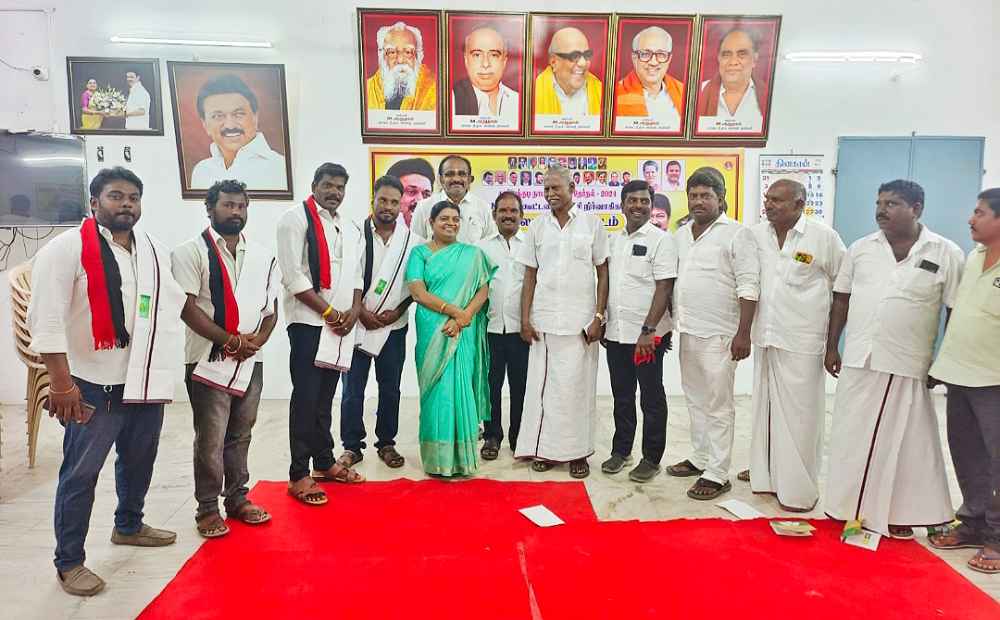 தூத்துக்குடியில் நடிகர் விஜய் கட்சியினர் அமைச்சர் கீதாஜீவன் முன்னிலையில் திமுகவில் இணைந்தனர் தூத்துக்குடியில் நடிகர் விஜய் கட்சியினர் அமைச்சர் கீதாஜீவன் முன்னிலையில் திமுகவில் இணைந்தனர்