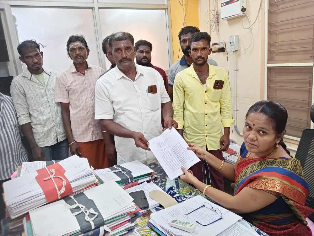 கோவில்பட்டியில் சுமை தூக்கும் தொழிலாளர்கள் மற்றும் சமத்துவபுரம் மக்கள் கோட்டாட்சியர் அலுவலகத்தை முற்றுகையிட்டனர் கோவில்பட்டியில் சுமை தூக்கும் தொழிலாளர்கள் மற்றும் சமத்துவபுரம் மக்கள் கோட்டாட்சியர் அலுவலகத்தை முற்றுகையிட்டனர்
