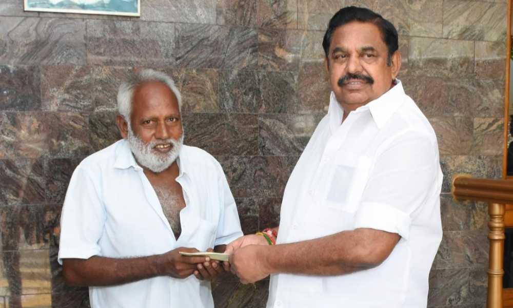 தூத்துக்குடியில் காலை வெட்டிக் கொண்ட அதிமுக தொண்டருக்கு எடப்பாடி ஆறுதல் தூத்துக்குடியில் காலை வெட்டிக் கொண்ட அதிமுக தொண்டருக்கு எடப்பாடி ஆறுதல்