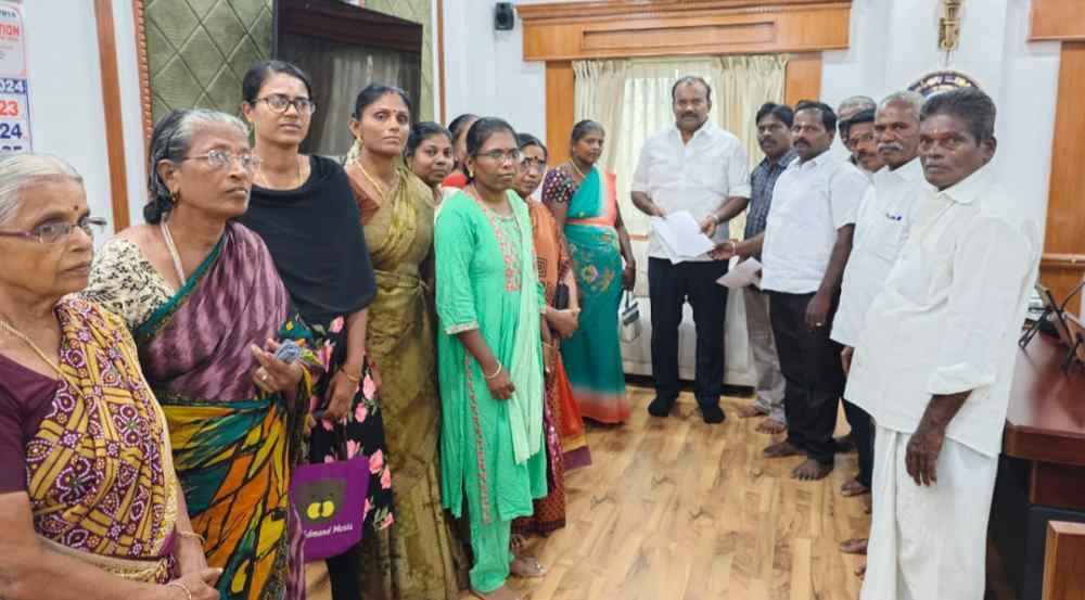 தூத்துக்குடி மாநகராட்சி 36வது வார்டு பகுதியில் தார்சாலை மற்றும் வடிகால் வசதி அமைத்து தரக்கோரி மார்க்சிஸ்ட் கம்யூனிஸ்ட் கட்சி சார்பில் மேயரிடம் மனு தூத்துக்குடி மாநகராட்சி 36வது வார்டு பகுதியில் தார்சாலை மற்றும் வடிகால் வசதி அமைத்து தரக்கோரி மார்க்சிஸ்ட் கம்யூனிஸ்ட் கட்சி சார்பில் மேயரிடம் மனு