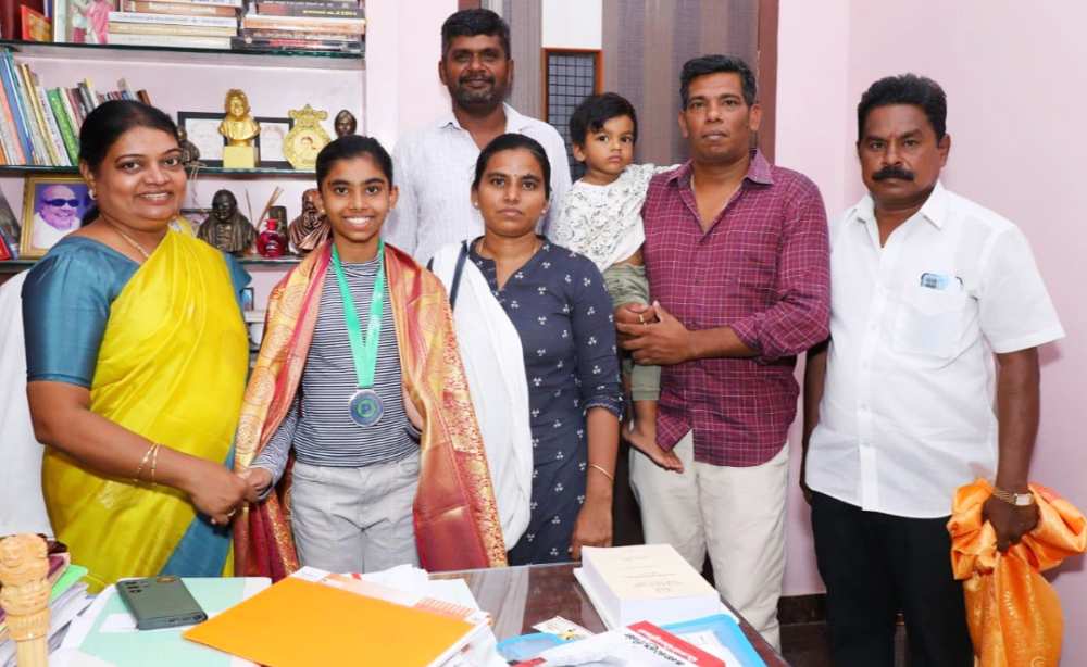 ஆசிய போட்டியில் சாதனை படைத்த தூத்துக்குடி மாணவி, அமைச்சர் கீதாஜீவனிடம் வாழ்த்து பெற்றார்