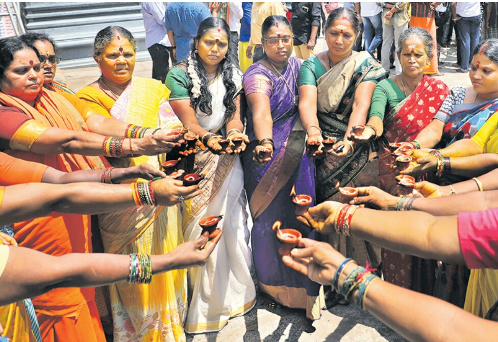 ஆகம விதிகளுக்கு புறம்பாக ‘சபரிமலைக்கு செல்ல மாட்டோம் என்று விளக்கு ஏற்றி பெண்கள் உறுதிமொழி’