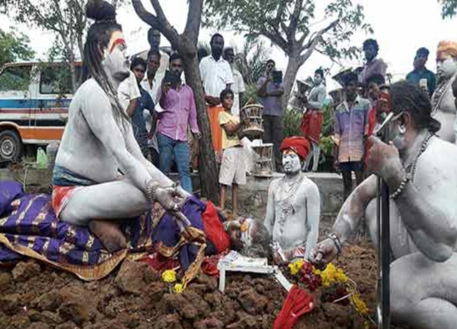 மரணமடைந்த தாயின் உடல் மீது அமர்ந்து அகோரி நடத்திய விசித்திர பூஜை