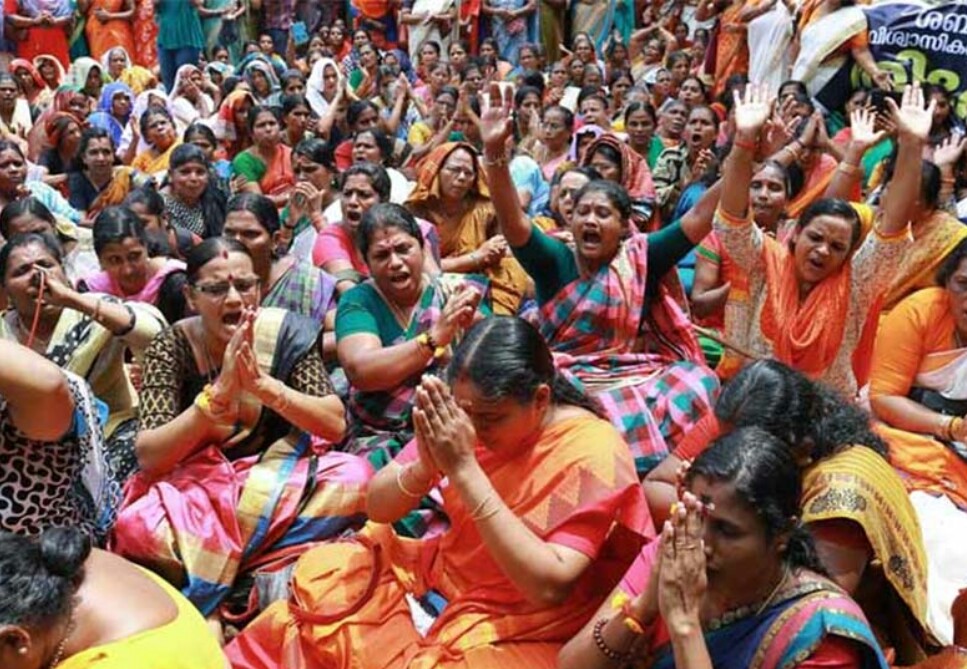கேரளாவில் சுப்ரீம் கோர்ட் தீர்ப்பை எதிர்த்து ஆயிரக்கணக்கான பெண்கள் கலந்து கொண்ட போராட்டம்