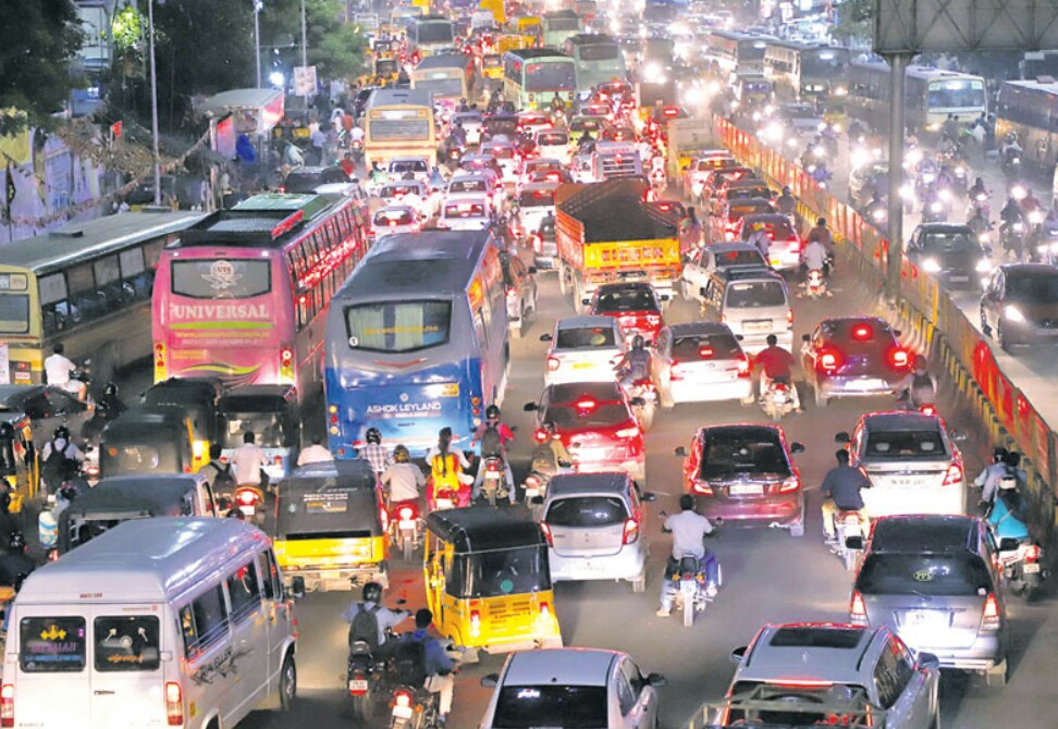 கோயம்பேட்டில் இருந்து சிறப்பு பஸ்கள் இயக்கப்பட்டன போக்குவரத்து நெரிசலால் பொதுமக்கள் அவதி