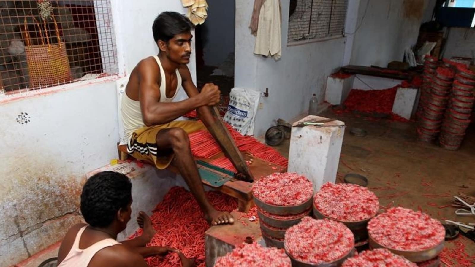 விருதுநகர் மாவட்டத்தில் 174 பட்டாசு ஆலைகளின் உரிமம் தற்காலிக ரத்து