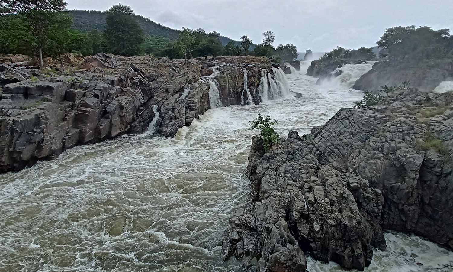 ஒகேனக்கல் காவிரி ஆற்றில் 2-வது நாளாக வெள்ளப்பெருக்கு