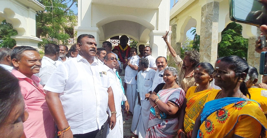 அண்ணாவின் 55-வது நினைவு தினம்: தூத்துக்குடியில் முன்னாள் அமைச்சர் சி.த. செல்லப்பாண்டியன் தலைமையில் அதிமுகவினர் மாலை அணிவித்து மரியாதை அண்ணாவின் 55-வது நினைவு தினம்: தூத்துக்குடியில் முன்னாள் அமைச்சர் சி.த. செல்லப்பாண்டியன் தலைமையில் அதிமுகவினர் மாலை அணிவித்து மரியாதை