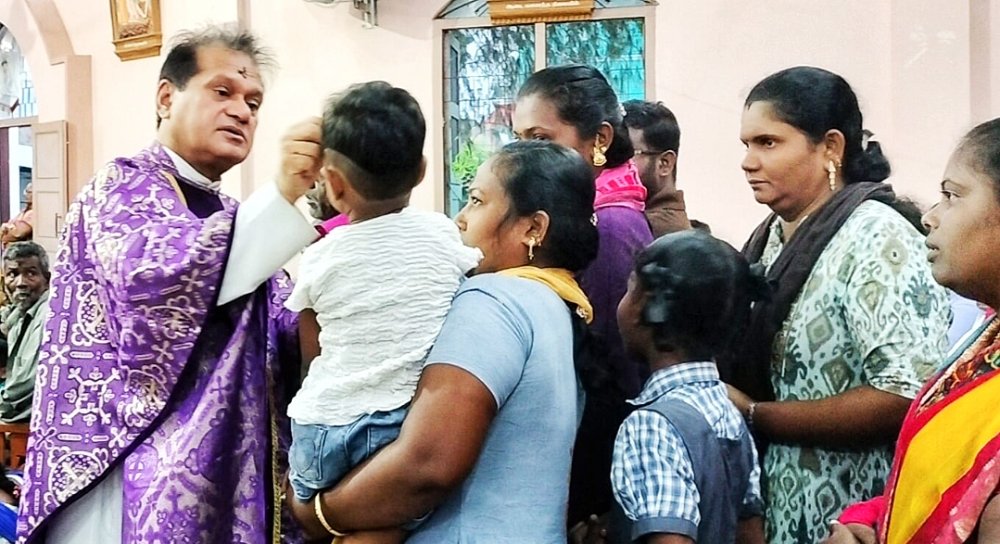 கிறிஸ்தவர்களின் தவக்காலம் தொடங்கியதை முன்னிட்டு தூத்துக்குடி மாவட்டத்தில் உள்ள கிறிஸ்தவ ஆலயங்களில் இன்று சிறப்பு வழிபாடு