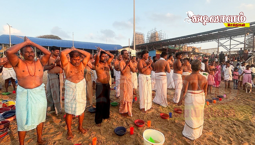 தை அமாவாசை: திருச்செந்தூர் கடற்கரையில் ஏராளமானோர் தங்கள் முன்னோர்களுக்கு தர்ப்பணம் தை அமாவாசை: திருச்செந்தூர் கடற்கரையில் ஏராளமானோர் தங்கள் முன்னோர்களுக்கு தர்ப்பணம்