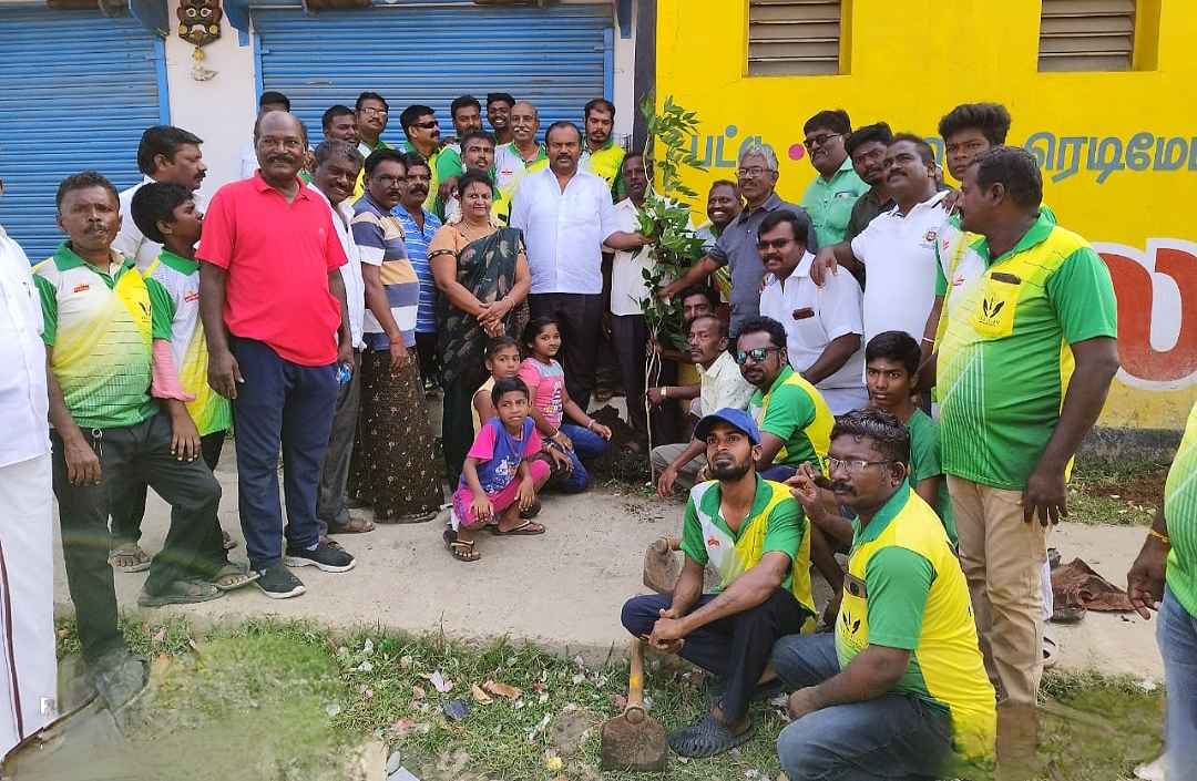 தூத்துக்குடியில் 300 வது வார மரக்கன்றுகள் நடும் விழா- மேயர் ஜெகன் பெரியசாமி பங்கேற்பு தூத்துக்குடியில் 300 வது வார மரக்கன்றுகள் நடும் விழா- மேயர் ஜெகன் பெரியசாமி பங்கேற்பு