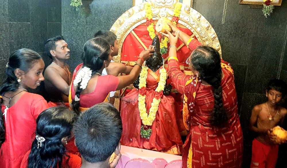 விவசாயம் வளம்பெற தூத்துக்குடி திருவிக நகர் சக்திபீடத்தில் பெண்கள் இளநீர் அபிஷேகம் விவசாயம் வளம்பெற தூத்துக்குடி திருவிக நகர் சக்திபீடத்தில் பெண்கள் இளநீர் அபிஷேகம்