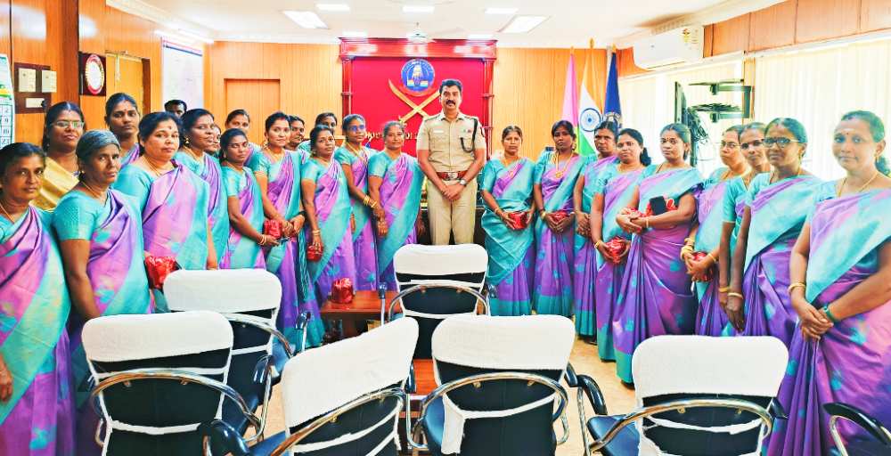 தூத்துக்குடி மாவட்ட காவல்துறை அலுவலகத்தில் பணிபுரியும் மகளிர் அமைச்சுப்பணியாளர்கள் மாவட்ட எஸ்பி-யிடம் வாழ்த்து பெற்றனர் தூத்துக்குடி மாவட்ட காவல்துறை அலுவலகத்தில் பணிபுரியும் மகளிர் அமைச்சுப்பணியாளர்கள் மாவட்ட எஸ்பி-யிடம் வாழ்த்து பெற்றனர்