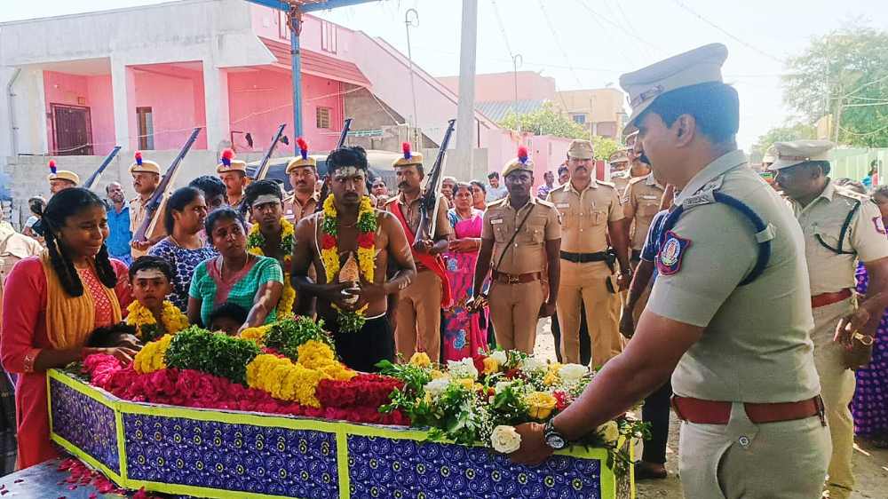 பைக் விபத்தில் உயிரிழந்த தலைமை காவலர் உடலுக்கு மாவட்ட எஸ்பி மலர்வளையம் வைத்து அஞ்சலி செலுத்தினார் பைக் விபத்தில் உயிரிழந்த தலைமை காவலர் உடலுக்கு மாவட்ட எஸ்பி மலர்வளையம் வைத்து அஞ்சலி செலுத்தினார்