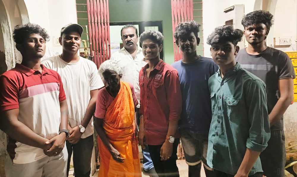 ஆதரவற்ற நிலையில் தவித்த மூதாட்டியை மீட்டு முதியோர் இல்லத்தில் ஒப்படைத்த மகிழ்வித்து மகிழ் அறக்கட்டளை நிர்வாகிகள் ஆதரவற்ற நிலையில் தவித்த மூதாட்டியை மீட்டு முதியோர் இல்லத்தில் ஒப்படைத்த மகிழ்வித்து மகிழ் அறக்கட்டளை நிர்வாகிகள்