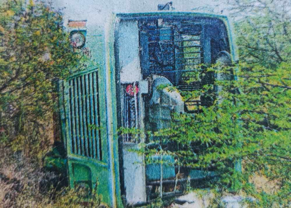 சாத்தான்குளம் அருகே சாலையோர பள்ளத்தில் அரசு பஸ் கவிழ்ந்து விபத்து- கண்டக்டர் உட்பட 3 பேர் காயம் சாத்தான்குளம் அருகே சாலையோர பள்ளத்தில் அரசு பஸ் கவிழ்ந்து விபத்து- கண்டக்டர் உட்பட 3 பேர் காயம்