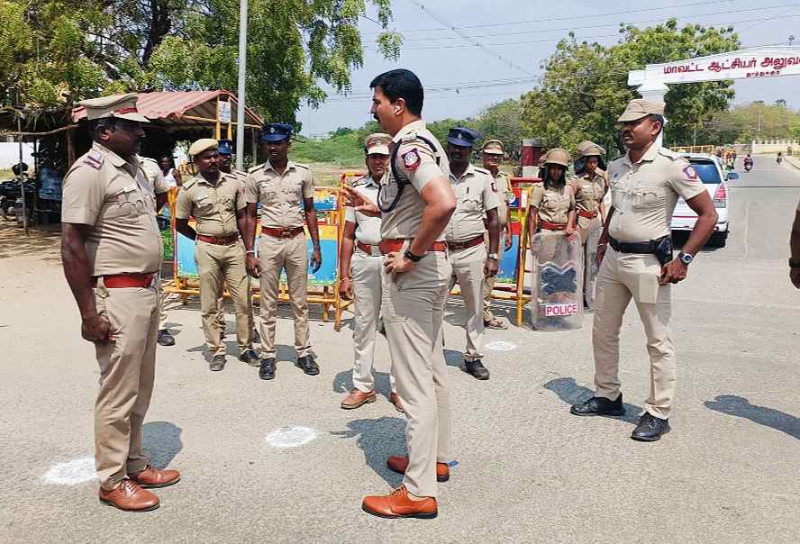 மக்களவை தேர்தலை முன்னிட்டு தூத்துக்குடி மாவட்ட ஆட்சியர் அலுவலகத்தில் வேட்புமனு தாக்கல்- போலீசாரின் பாதுகாப்பு பணிகளை மாவட்ட எஸ்பி ஆய்வு செய்தார் மக்களவை தேர்தலை முன்னிட்டு தூத்துக்குடி மாவட்ட ஆட்சியர் அலுவலகத்தில் வேட்புமனு தாக்கல்- போலீசாரின் பாதுகாப்பு பணிகளை மாவட்ட எஸ்பி ஆய்வு செய்தார்