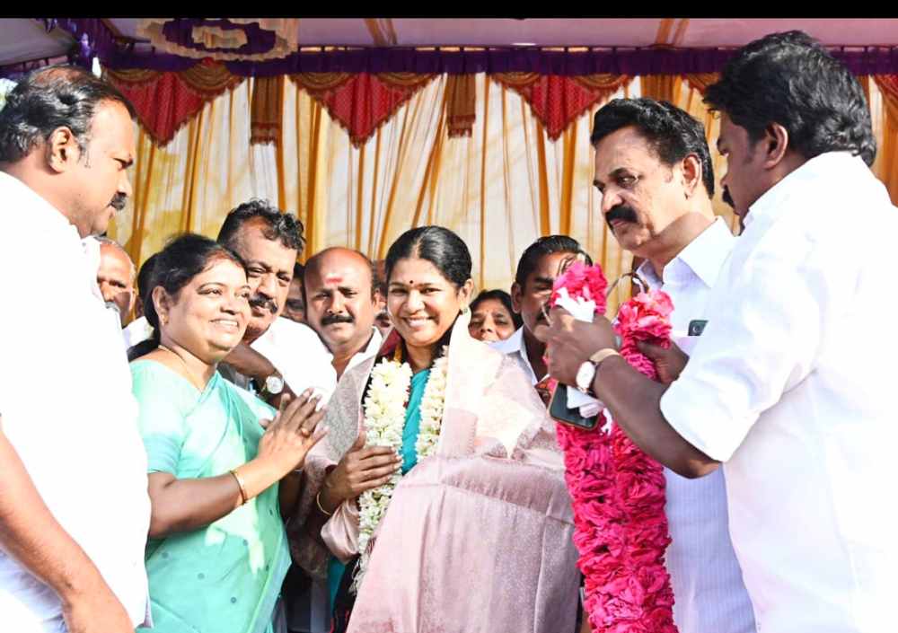 கலைஞர் வழியில் ஓய்வின்றி உழைக்கும் முதல்வர் ஸ்டாலின் உங்களிடம் என்னை ஓப்படைத்துள்ளார்- வரவேற்பு நிகழ்வில் கனிமொழி உருக்கம் கலைஞர் வழியில் ஓய்வின்றி உழைக்கும் முதல்வர் ஸ்டாலின் உங்களிடம் என்னை ஓப்படைத்துள்ளார்- வரவேற்பு நிகழ்வில் கனிமொழி உருக்கம்