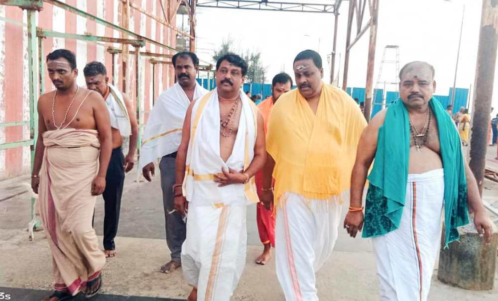 ரூ.500க்கு சிலிண்டர் தருவதாக கூறும் திமுகவின் தேர்தல் அறிக்கை காமெடியாக இல்லையா? உங்களுக்கு சிரிப்பு வரவில்லையா? இதை மத்திய அரசு தான் கொடுக்க முடியும் – திருச்செந்தூர் நயினார் நாகேந்திரன் பேட்டி ரூ.500க்கு சிலிண்டர் தருவதாக கூறும் திமுகவின் தேர்தல் அறிக்கை காமெடியாக இல்லையா? உங்களுக்கு சிரிப்பு வரவில்லையா? இதை மத்திய அரசு தான் கொடுக்க முடியும் – திருச்செந்தூர் நயினார் நாகேந்திரன் பேட்டி