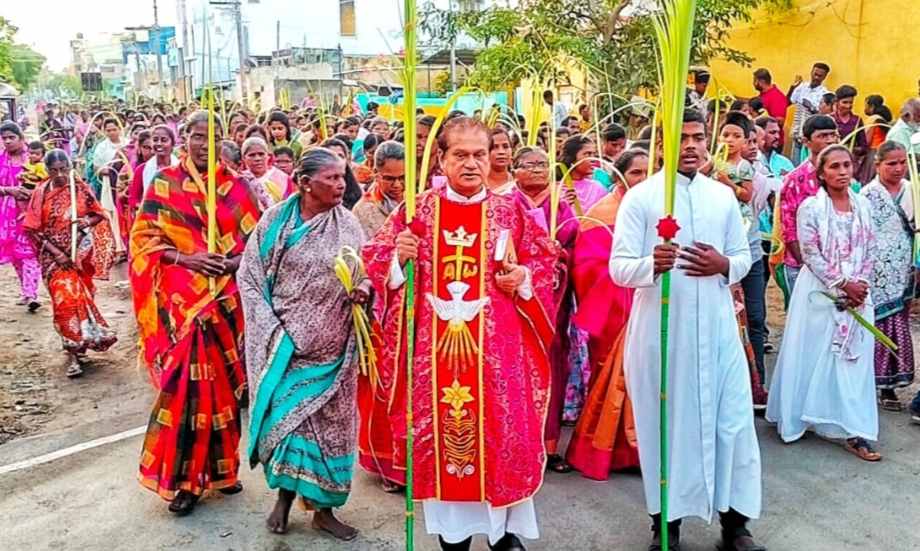 தூத்துக்குடி தேவாலயங்களில் நடைபெற்ற குறுத்தோலை பவனியில் திரளான கிறிஸ்தவ மக்கள் கலந்து கொண்டனர். தூத்துக்குடி தேவாலயங்களில் நடைபெற்ற குறுத்தோலை பவனியில் திரளான கிறிஸ்தவ மக்கள் கலந்து கொண்டனர்.