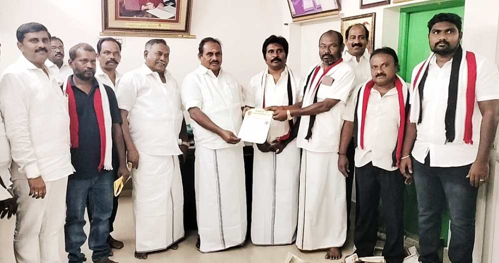 தூத்துக்குடியில், எஸ்.பி. சண்முகநாதன் முன்னிலையில் அதிமுகவில் இணைந்த தமிழக வாழ்வுரிமைக் கட்சி பொறுப்பாளர் தூத்துக்குடியில், எஸ்.பி. சண்முகநாதன் முன்னிலையில் அதிமுகவில் இணைந்த தமிழக வாழ்வுரிமைக் கட்சி பொறுப்பாளர்