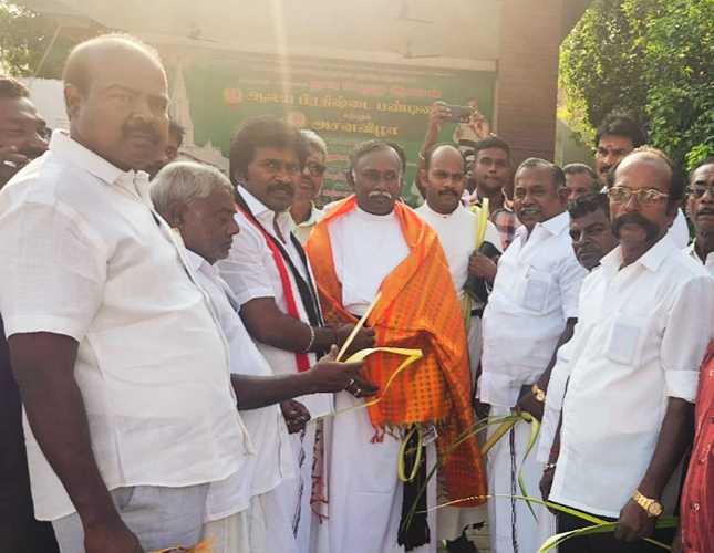 தூத்துக்குடியில் அதிமுக வேட்பாளர் தீவிர வாக்கு சேகரிப்பு தூத்துக்குடியில் அதிமுக வேட்பாளர் தீவிர வாக்கு சேகரிப்பு