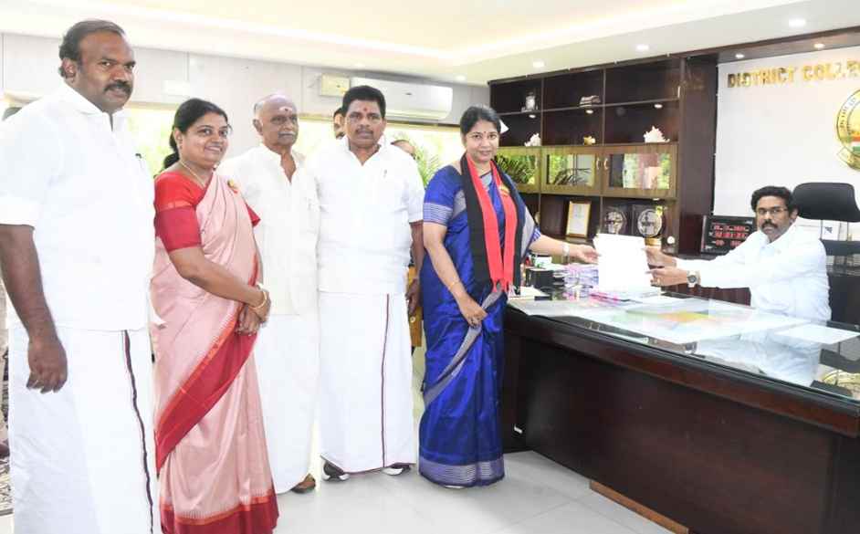 தூத்துக்குடி தொகுதி திமுக வேட்பாளர் கனிமொழி வேட்புமனு தாக்கல் செய்தார் தூத்துக்குடி தொகுதி திமுக வேட்பாளர் கனிமொழி வேட்புமனு தாக்கல் செய்தார்
