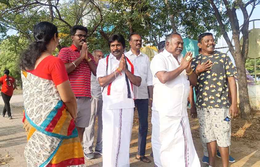 தூத்துக்குடி ரோச் பூங்காவில் நடைபயிற்சிக்கு வந்தவர்களிடம் அதிமுக வேட்பாளர் சிவசாமி வேலுமணி வாக்கு சேகாித்தார் தூத்துக்குடி ரோச் பூங்காவில் நடைபயிற்சிக்கு வந்தவர்களிடம் அதிமுக வேட்பாளர் சிவசாமி வேலுமணி வாக்கு சேகாித்தார்