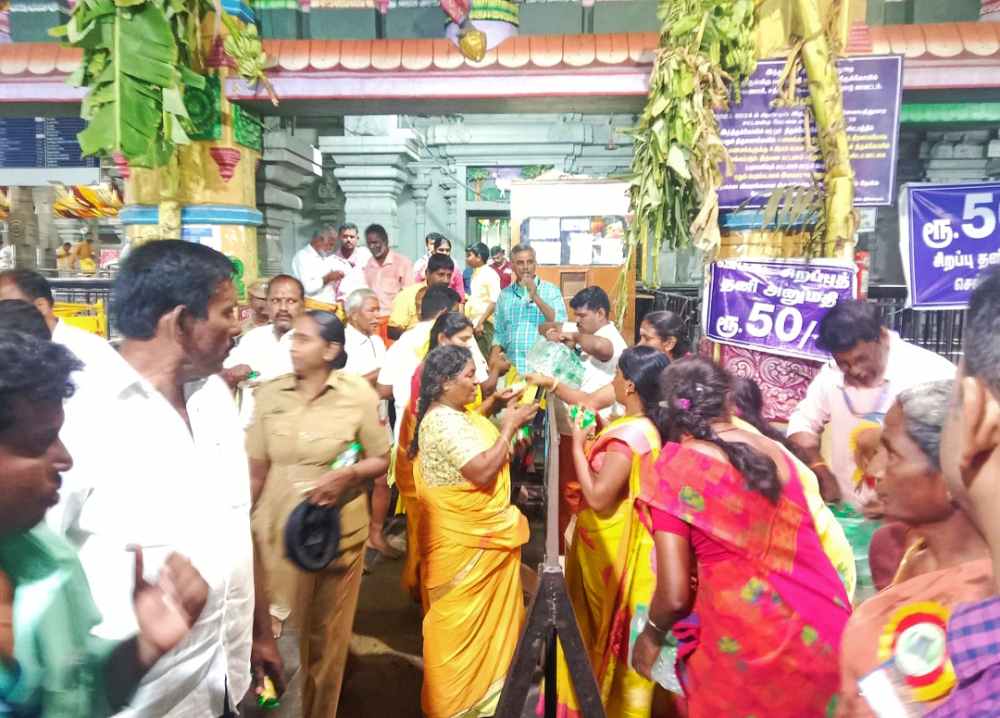 அனைத்திந்திய இந்து திருக்கோயில்கள் பாதுகாப்பு சங்கத்தினர் பண்ணாரி அம்மன் கோயில் குண்டம் திருவிழாவில் தண்ணீர், பிஸ்கட் பாக்கெட்டுகள் வழங்கினர் அனைத்திந்திய இந்து திருக்கோயில்கள் பாதுகாப்பு சங்கத்தினர் பண்ணாரி அம்மன் கோயில் குண்டம் திருவிழாவில் தண்ணீர், பிஸ்கட் பாக்கெட்டுகள் வழங்கினர்