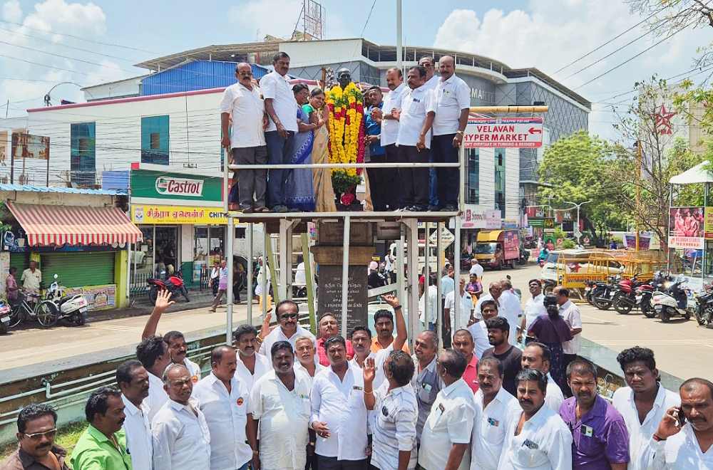தூத்துக்குடி குருஸ் பர்னாந்து சிலைக்கு அமைச்சர் கீதாஜீவன், மேயர் ஜெகன் பெரியசாமி மாலை அணிவித்து மரியாதை தூத்துக்குடி குருஸ் பர்னாந்து சிலைக்கு அமைச்சர் கீதாஜீவன், மேயர் ஜெகன் பெரியசாமி மாலை அணிவித்து மரியாதை