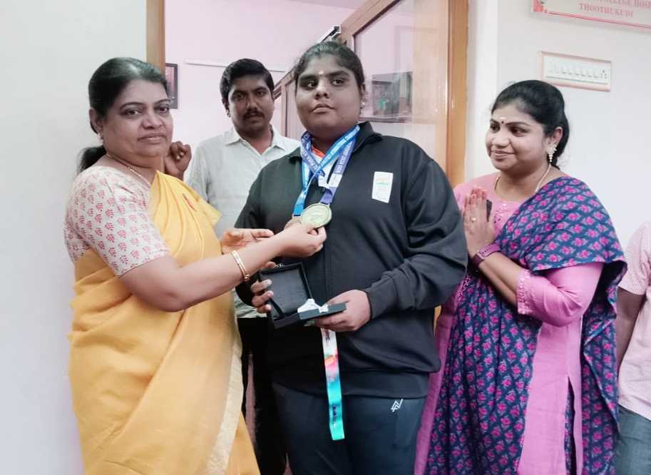 விளையாட்டு போட்டியில் தூத்துக்குடி மாணவி சாதனை- அமைச்சர் கீதாஜீவன் பாராட்டு விளையாட்டு போட்டியில் தூத்துக்குடி மாணவி சாதனை- அமைச்சர் கீதாஜீவன் பாராட்டு