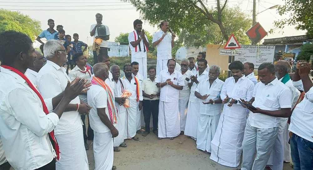 நான் ஏழை குடும்பத்தை சோ்ந்தவன், தொழிலாளர்களின் கஷ்டங்களை உணர்ந்தவன் அதனால் மக்களின் தேவையை அறிந்து அதற்கான அனைத்து திட்டங்களையும் கொண்டு வருவேன்- கழுகுமலை, கயத்தாறு ஓன்றியங்களில் அதிமுக வேட்பாளர் சிவசாமி வேலுமணி வாக்கு சேகாிப்பு நான் ஏழை குடும்பத்தை சோ்ந்தவன், தொழிலாளர்களின் கஷ்டங்களை உணர்ந்தவன் அதனால் மக்களின் தேவையை அறிந்து அதற்கான அனைத்து திட்டங்களையும் கொண்டு வருவேன்- கழுகுமலை, கயத்தாறு ஓன்றியங்களில் அதிமுக வேட்பாளர் சிவசாமி வேலுமணி வாக்கு சேகாிப்பு