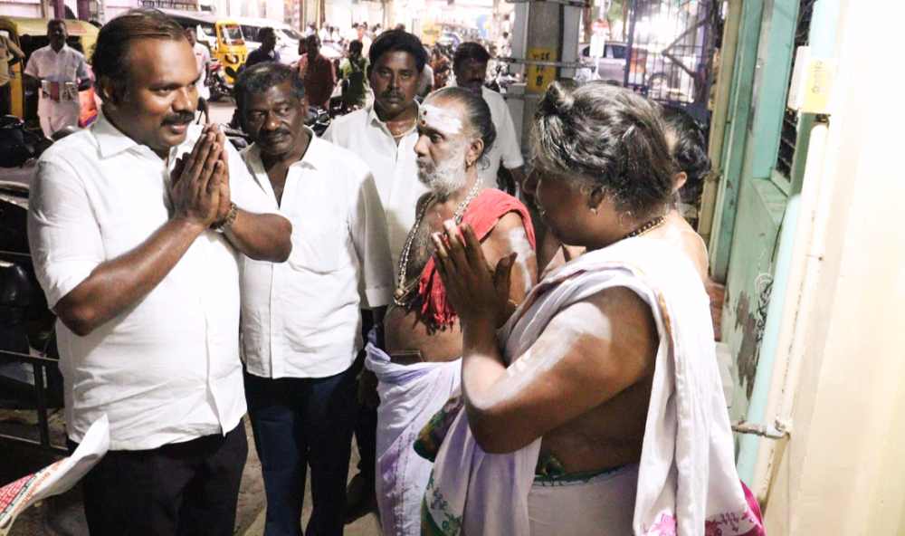 தூத்துக்குடியில் அதிமுக நிர்வாகிகள் வியாபாாிகளிடம் உதயசூாியனுக்கு வாக்கு சேகாித்த மேயா் ஜெகன் பொியசாமி தூத்துக்குடியில் அதிமுக நிர்வாகிகள் வியாபாாிகளிடம் உதயசூாியனுக்கு வாக்கு சேகாித்த மேயா் ஜெகன் பொியசாமி