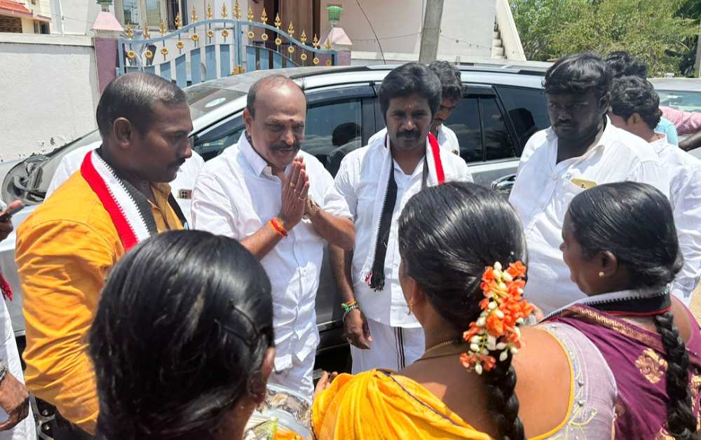 செல்லும் இடமெல்லாம் அதிமுகவிற்கு மக்களிடையே எழுச்சி காணப்படுகிறது- அதிமுக வேட்பாளர் சிவசாமி வேலுமணியை ஆதாித்து முன்னாள் அமைச்சர் கடம்பூர் ராஜு எம்.எல்.ஏ பிரச்சாரம் செல்லும் இடமெல்லாம் அதிமுகவிற்கு மக்களிடையே எழுச்சி காணப்படுகிறது- அதிமுக வேட்பாளர் சிவசாமி வேலுமணியை ஆதாித்து முன்னாள் அமைச்சர் கடம்பூர் ராஜு எம்.எல்.ஏ பிரச்சாரம்