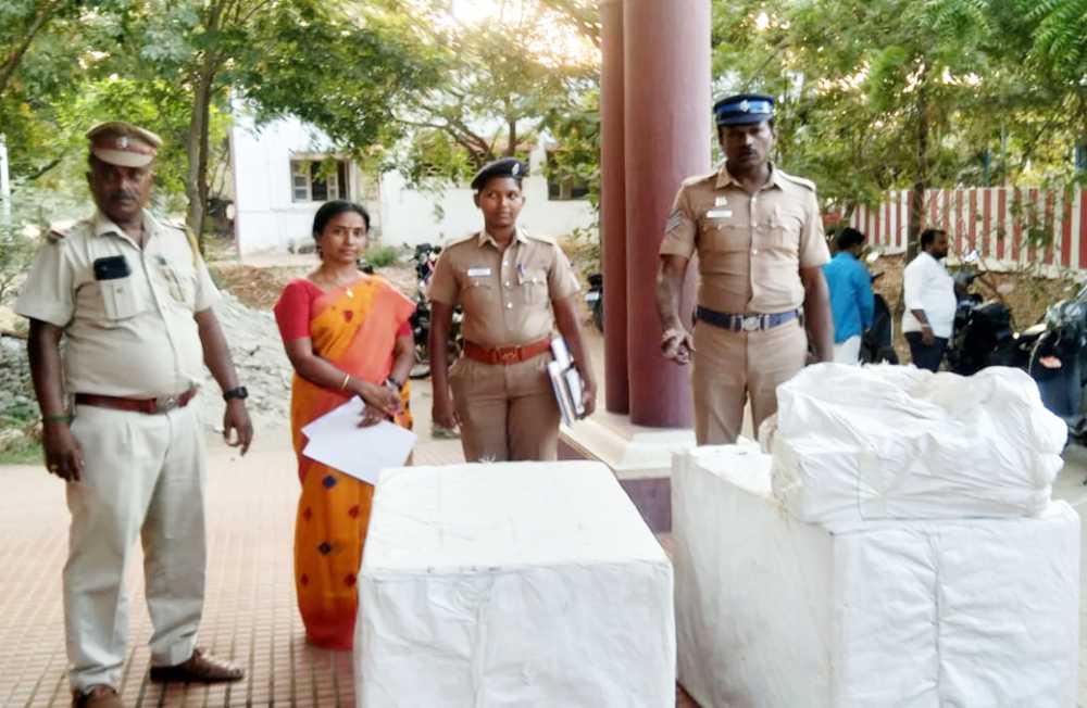 உரிய ஆவணங்கள் இல்லாமல் கொண்டு சென்ற 1 லட்ச ரூபாய் மதிப்புள்ள ஹாட் பாக்ஸ்கள் பறிமுதல் உரிய ஆவணங்கள் இல்லாமல் கொண்டு சென்ற 1 லட்ச ரூபாய் மதிப்புள்ள ஹாட் பாக்ஸ்கள் பறிமுதல்