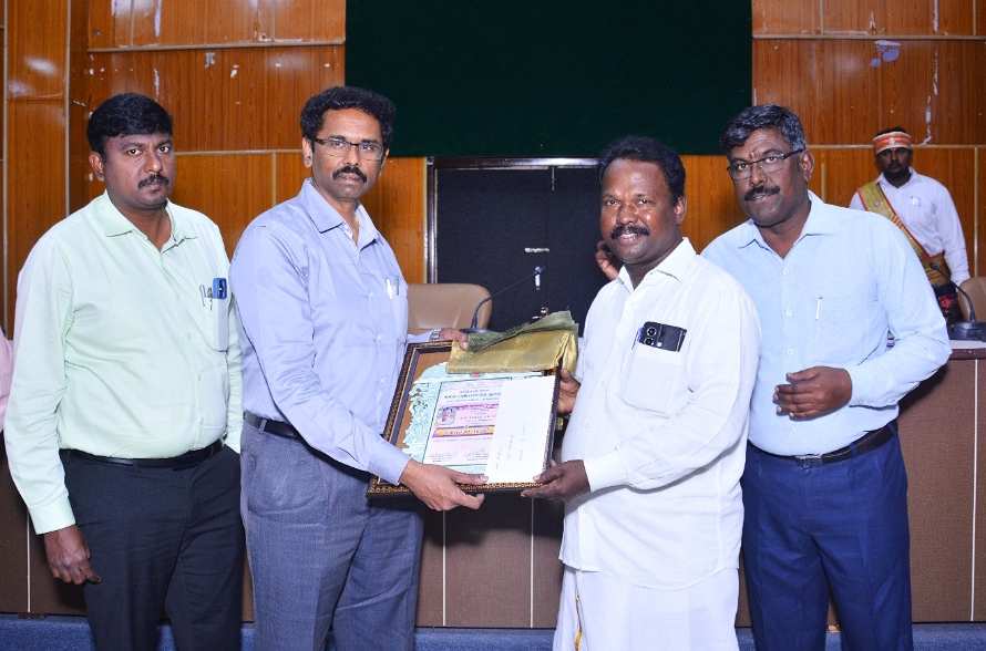 சிறந்த நாட்டுப்புற பாடகர், “கலைச்சுடர் மணி” பட்டத்தை தமிழன்டா ஜெகஜீவன்-க்கு மாவட்ட ஆட்சியர் லட்சுமிபதி வழங்கினார் சிறந்த நாட்டுப்புற பாடகர், “கலைச்சுடர் மணி” பட்டத்தை தமிழன்டா ஜெகஜீவன்-க்கு மாவட்ட ஆட்சியர் லட்சுமிபதி வழங்கினார்