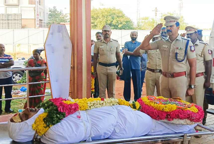 மாரடைப்பால் உயிரிழந்த ஆறுமுகநேரி காவல் நிலைய சிறப்பு உதவி ஆய்வாளர் உடலுக்கு மாவட்ட எஸ்பி மலர்வளையம் வைத்து அஞ்சலி மாரடைப்பால் உயிரிழந்த ஆறுமுகநேரி காவல் நிலைய சிறப்பு உதவி ஆய்வாளர் உடலுக்கு மாவட்ட எஸ்பி மலர்வளையம் வைத்து அஞ்சலி